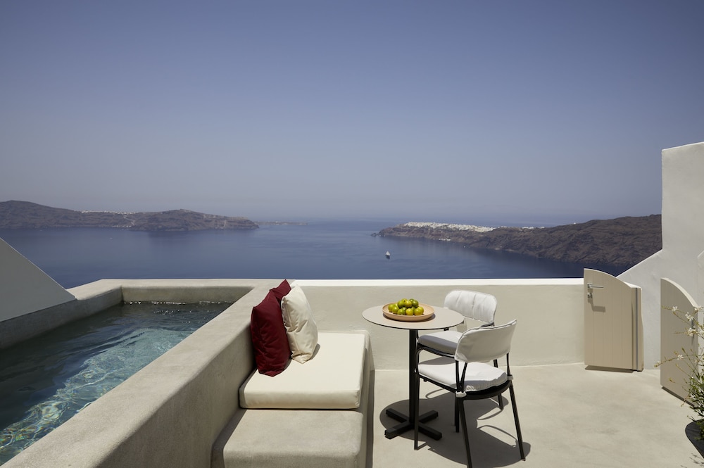 Serenity Suite with Plunge Pool and Caldera View - Photo 6
