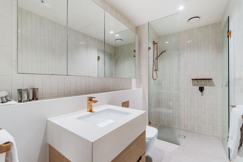 2 Bedroom 1 Bathroom Apartment - Photo 2