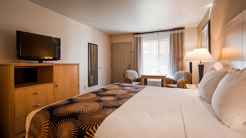 Standard Room, 1 King Bed, Accessible, Bathtub - Photo 1