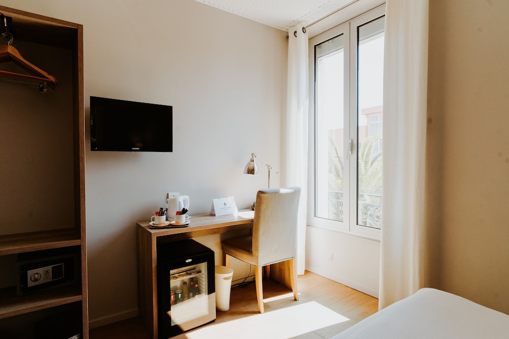 Standard Double Room - Photo 13