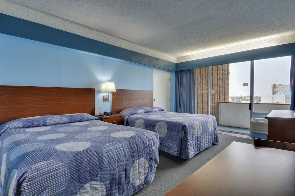 North Double Queen Beds (No Kitchenette) No Pets Allowed - Photo 3