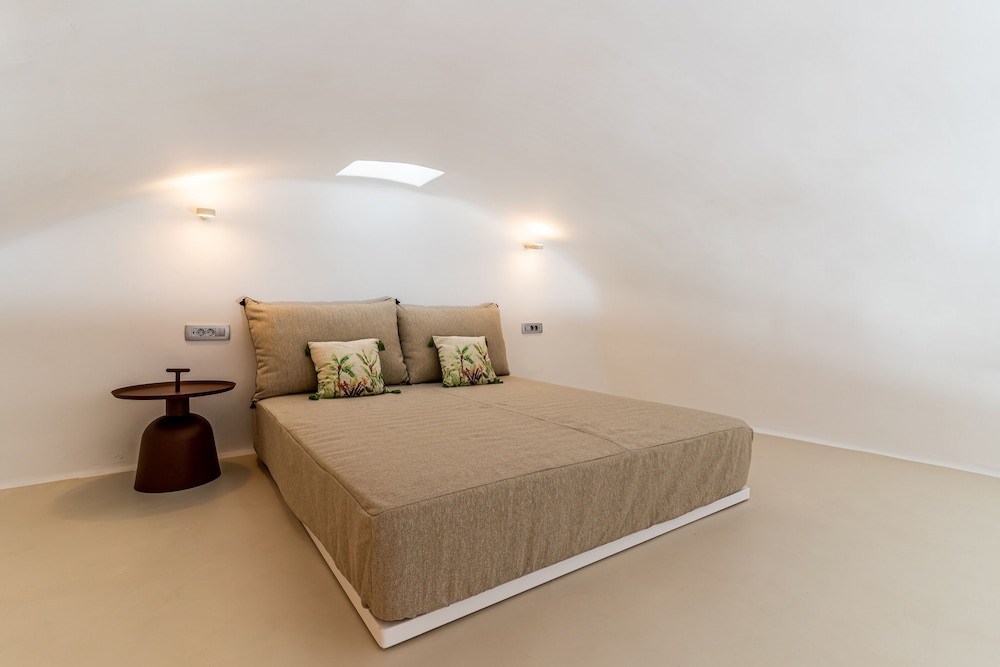 Cave Superior Suite with jacuzzi - Photo 6