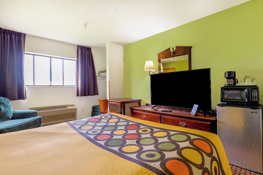 Room, 1 King Bed, Non Smoking - Photo 2