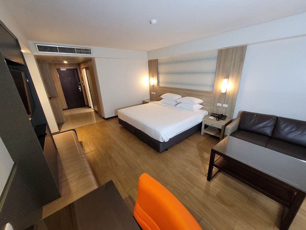 Grand Double Room, 1 King Bed, Smoking photo 2