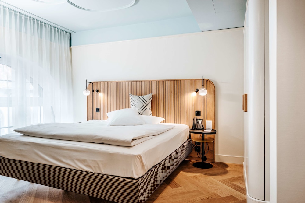 Standard Room, 1 Queen Bed, Refrigerator (Converts to 2 Twin Beds) - Photo 3