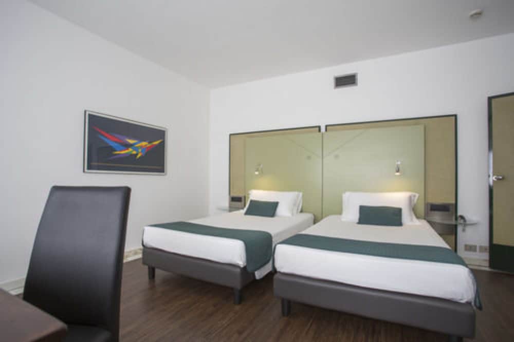 Standard Twin Room - Photo 2