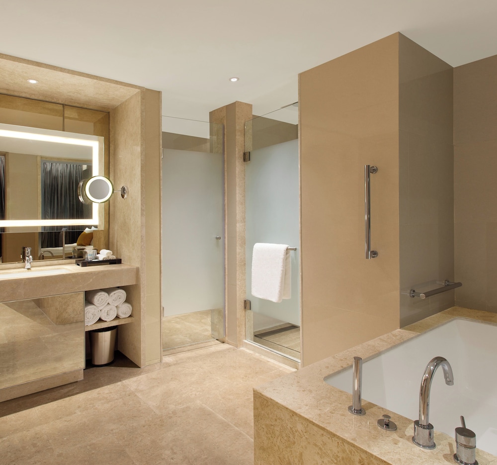 Suite, 1 King Bed, Pool View (Executive Suite) photo 3