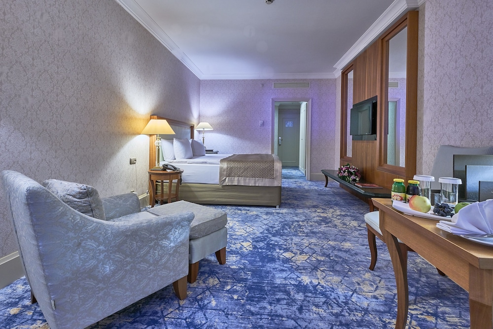 Deluxe Room, 1 King Bed - Photo 3