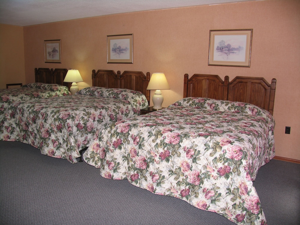 Triple Room, 3 Queen Beds photo 2