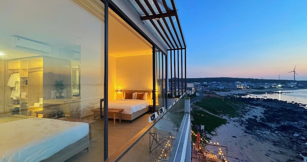 Superior Double Room, 1 King Bed, Balcony, Ocean View photo 3