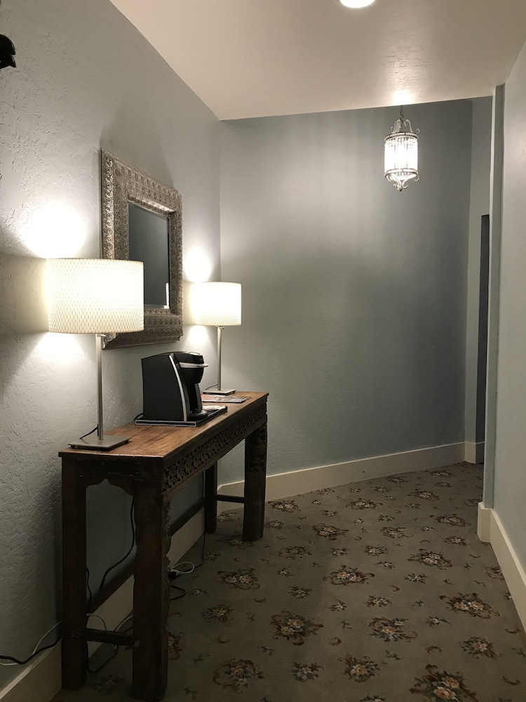 Basic Room, 1 King Bed photo 3