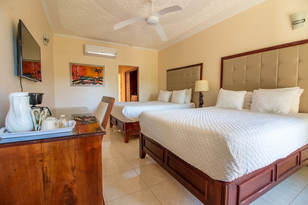 Superior Room, 2 Queen Beds - Photo 8