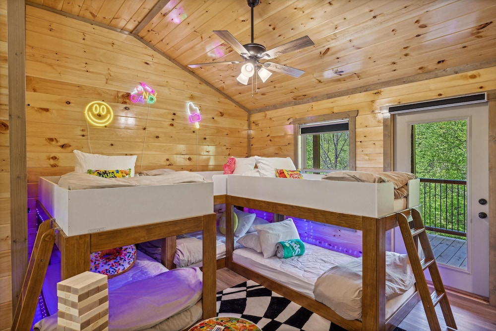 House, Multiple Beds (Heavenly Cabin #1914)