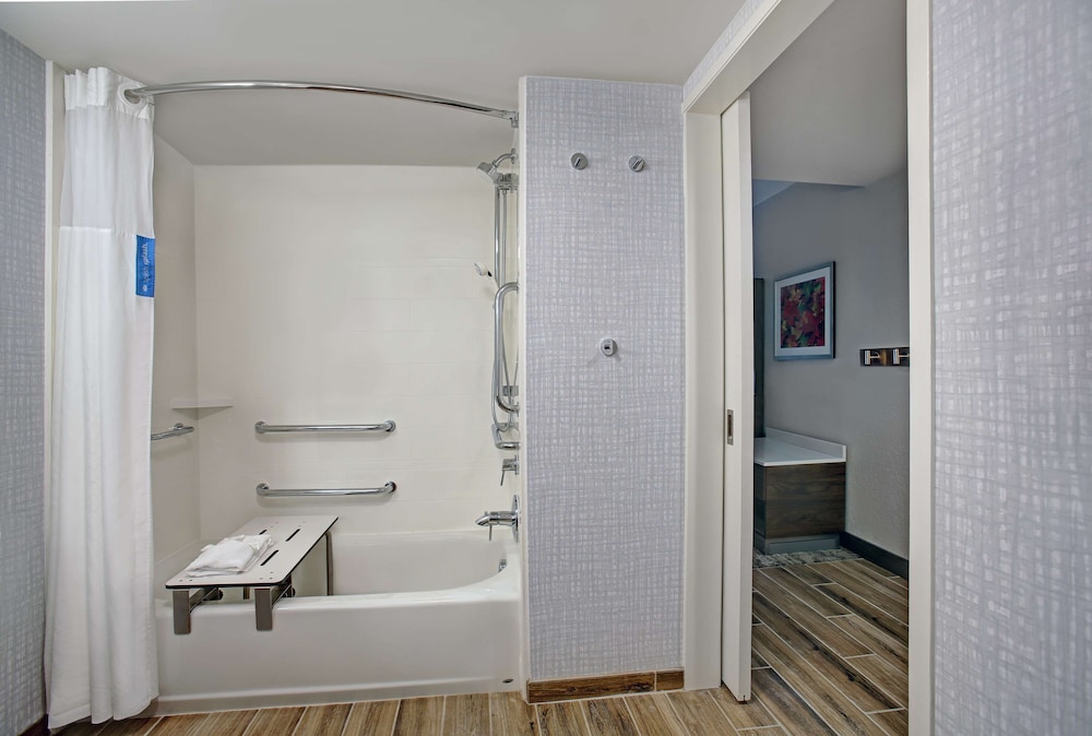 One Queen Bed, Non-Smoking, Accessible