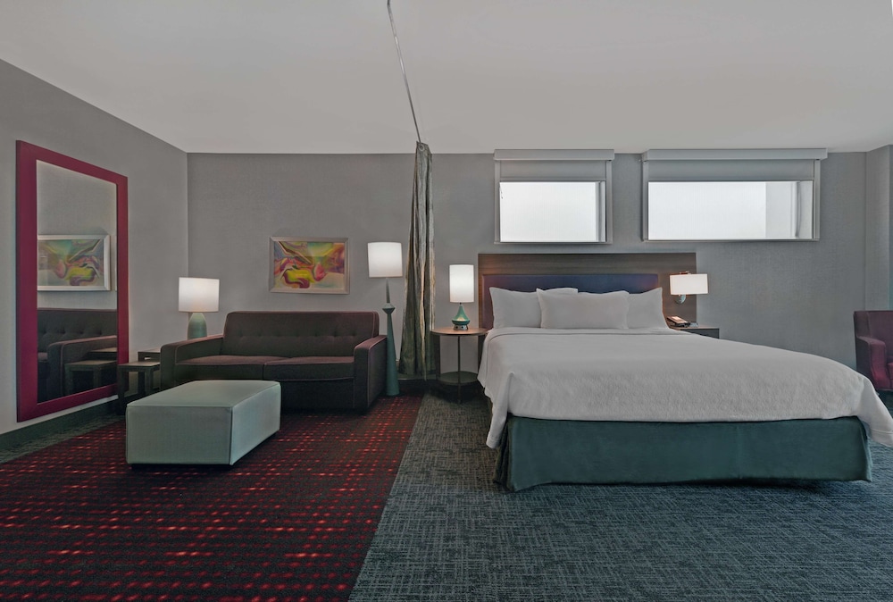 Studio, 1 King Bed, Accessible (Roll-In Shower) - Photo 3