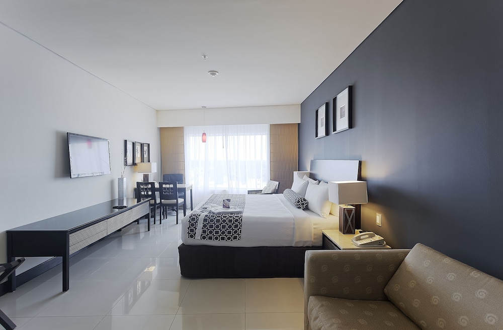 Junior Suite, 1 King Bed (Crowne) - Photo 7
