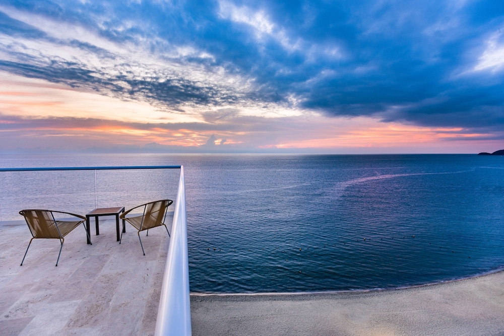Suite, 1 Bedroom, Balcony (Oceanfront) - Photo 12