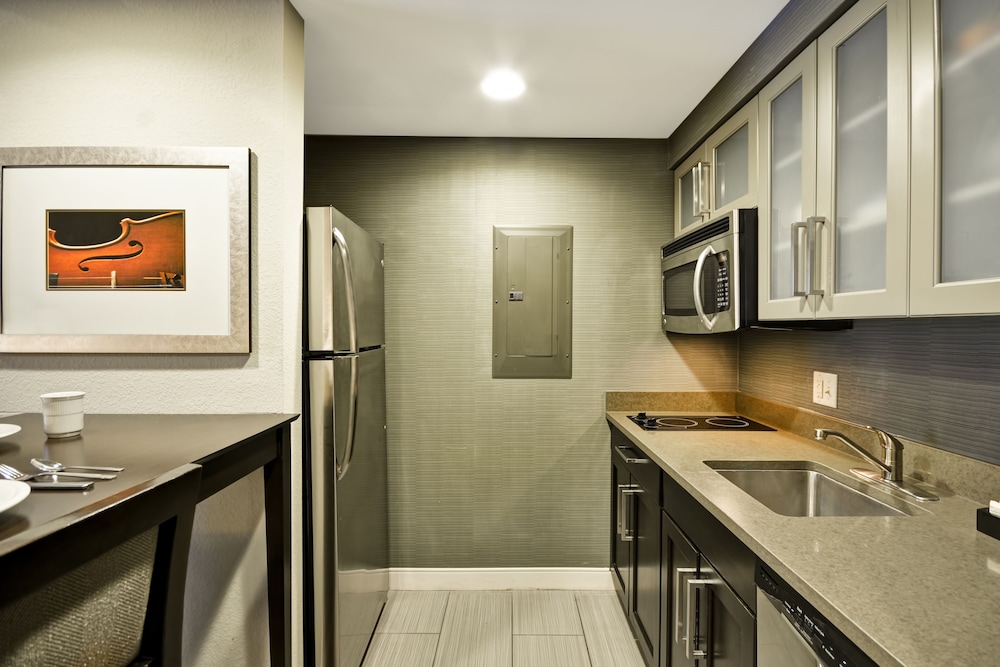 Suite, 1 King Bed, Accessible, Bathtub thumbnail 5