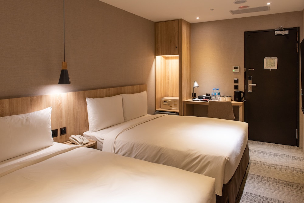 Basic Quadruple Room, No Windows photo 1