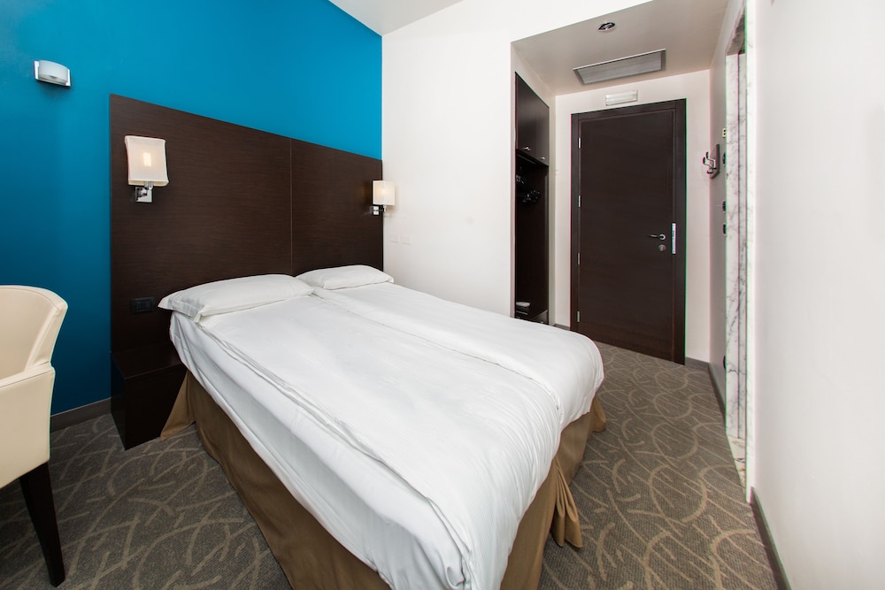 Standard Double Room Single Use, 1 Queen Bed photo 3