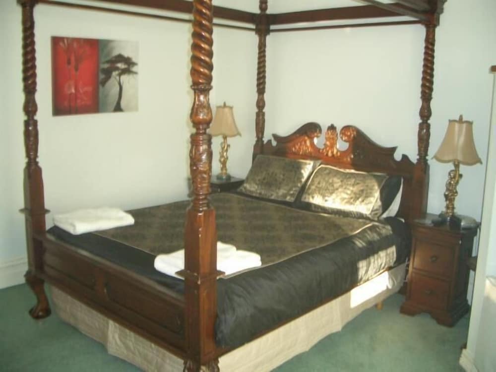 Luxury Room, Non Smoking (Luxury 4 Poster Bed) photo 1