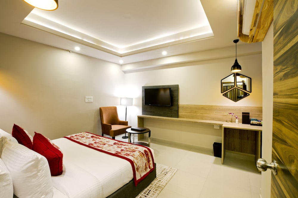 Suite - Photo 13