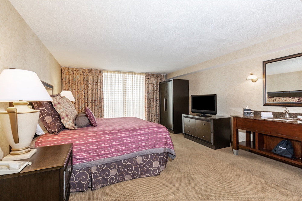 Premium Suite, 1 King Bed, Non Smoking photo 2