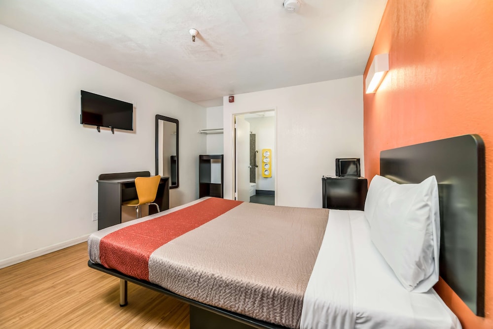 Standard Room, 1 Queen Bed, Non Smoking photo 3