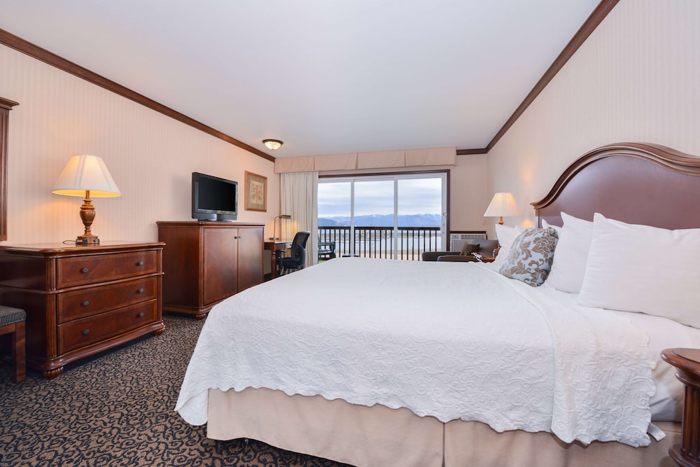 Standard Room, 1 King Bed, Balcony, Lake View