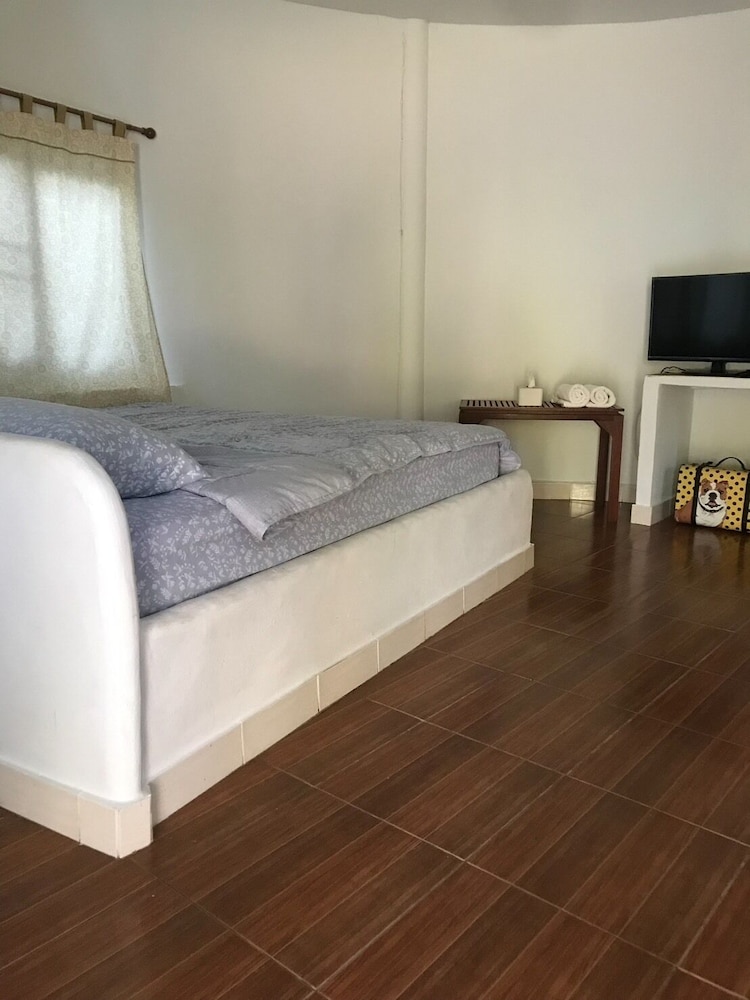 Basic Cabin, 1 King Bed photo 3