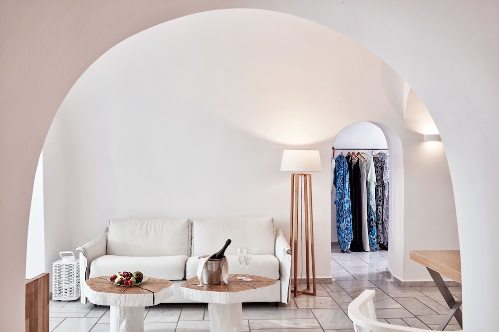 Deluxe Suite, Sea View (Cave Pool)