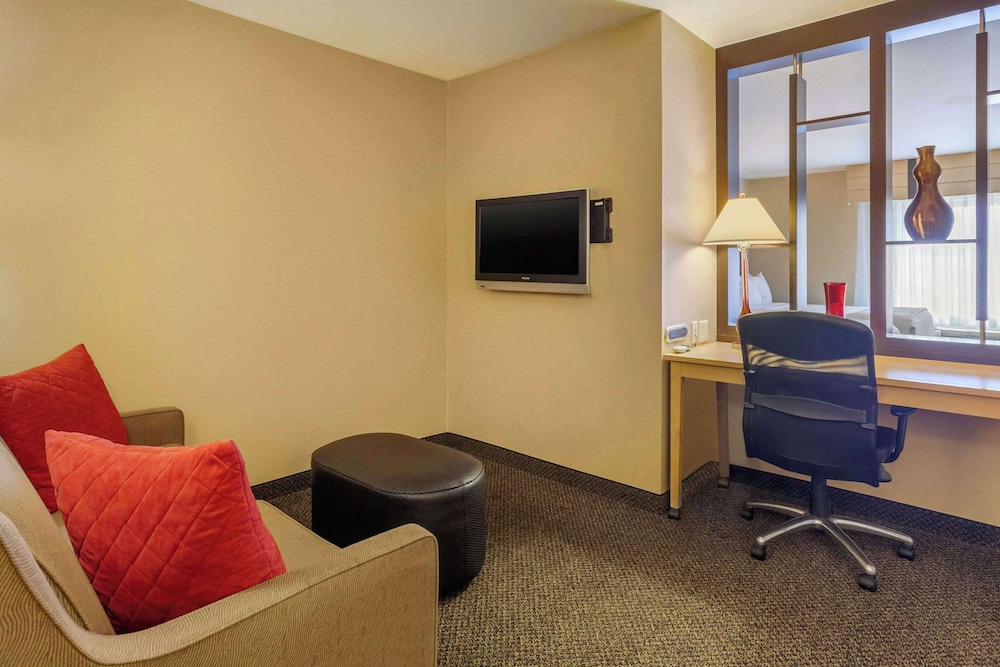 Suite, Multiple Beds, Non Smoking - Photo 1