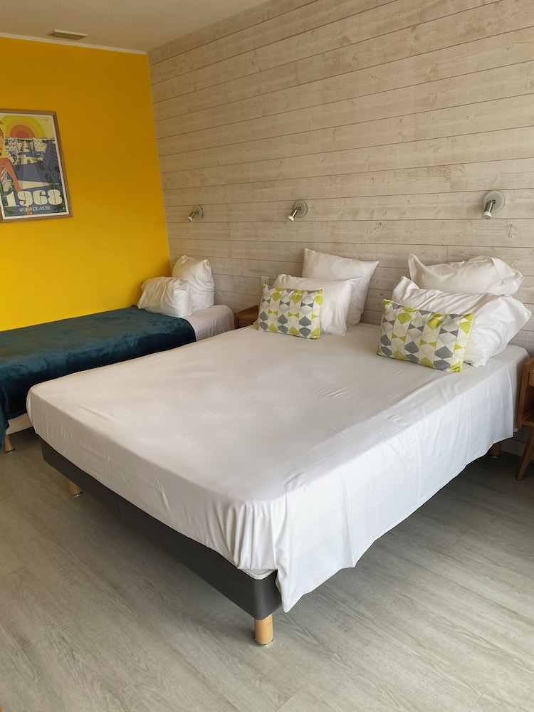 Superior Triple Room, Terrace, Partial Sea View photo 3