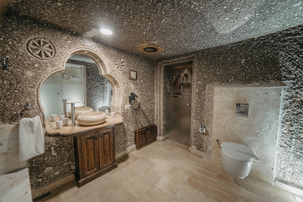 Superior Cave Suite photo 3