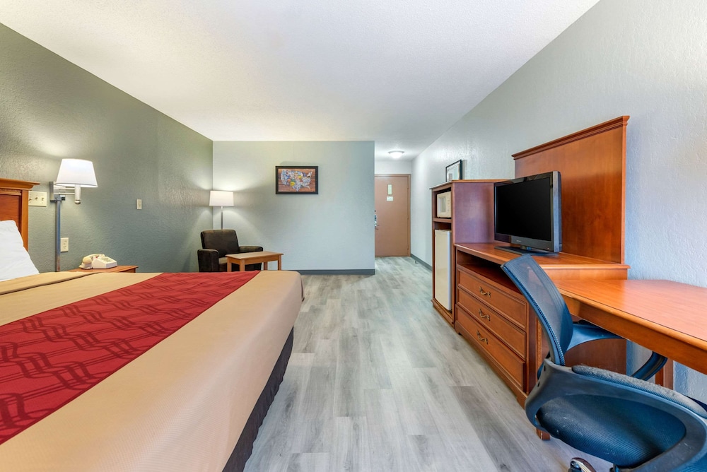 Standard Room, 1 King Bed, Non Smoking - Photo 4