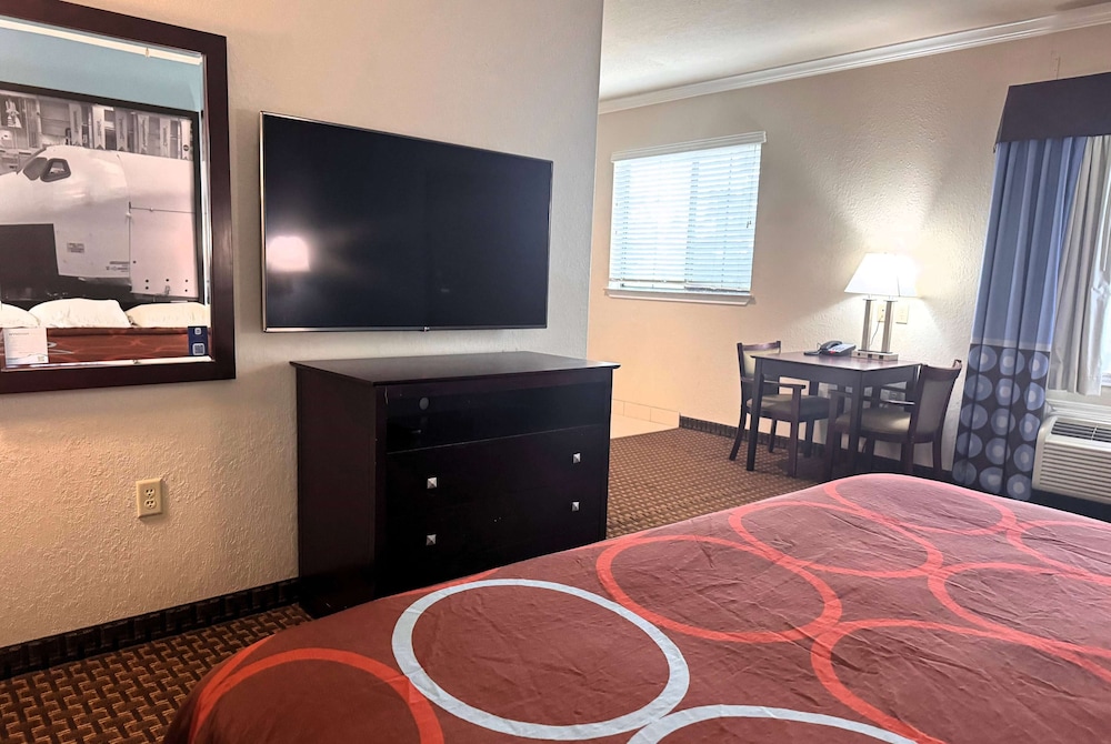 Efficiency, Room, 1 King Bed, Smoking - Photo 1