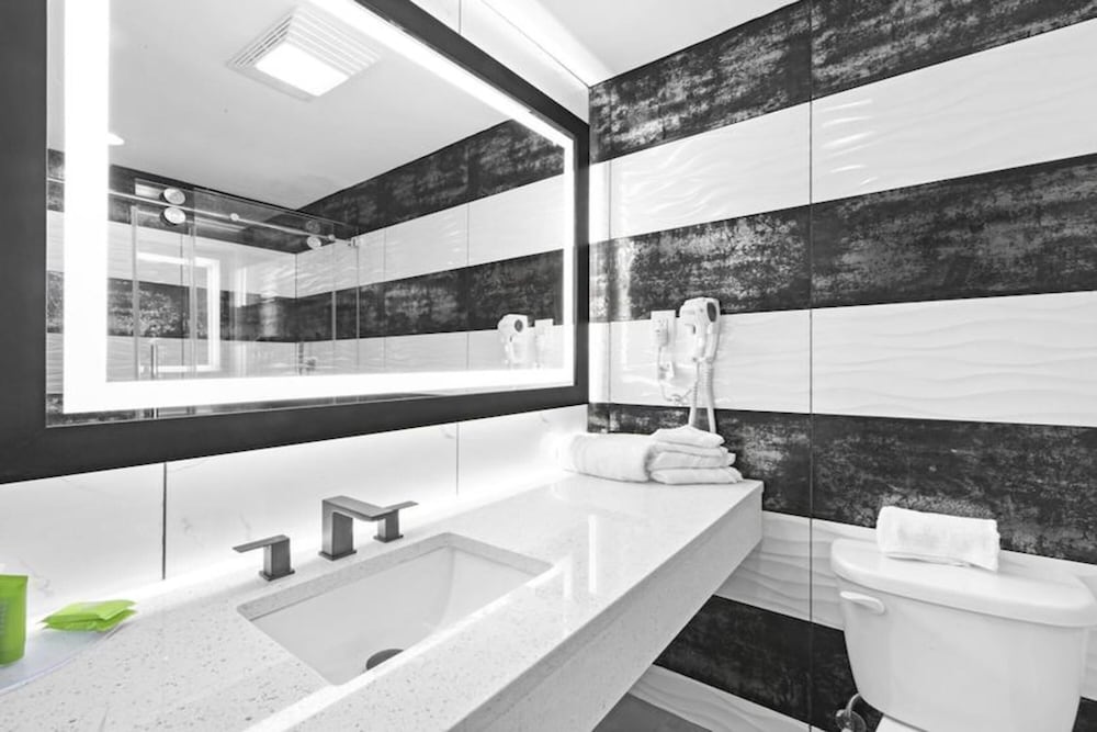 Luxury Suite - Photo 2