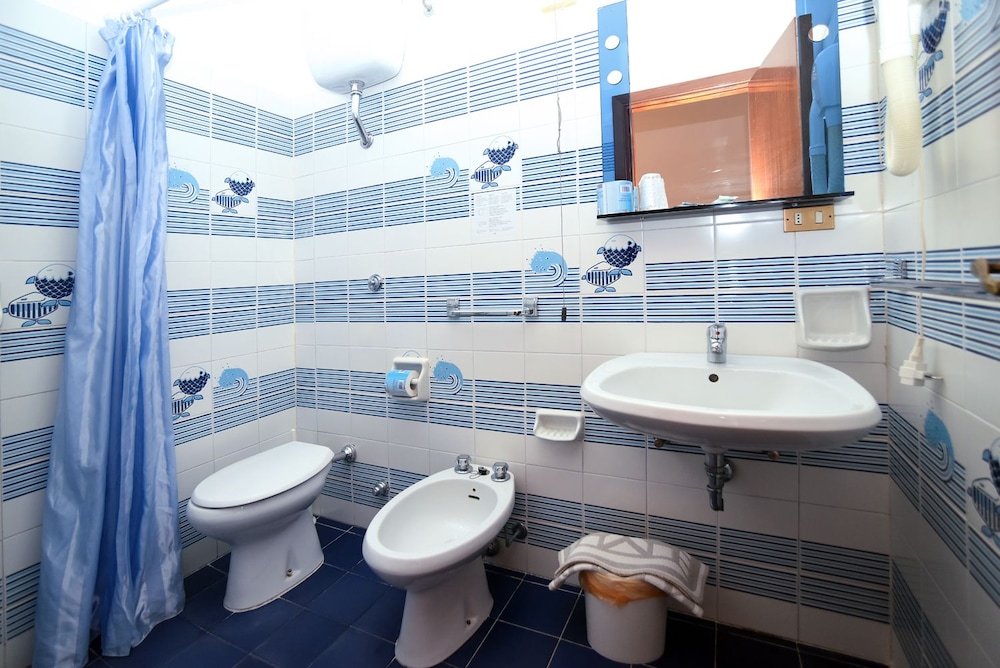 Economy Double Room, 1 Bedroom, Ensuite photo 3