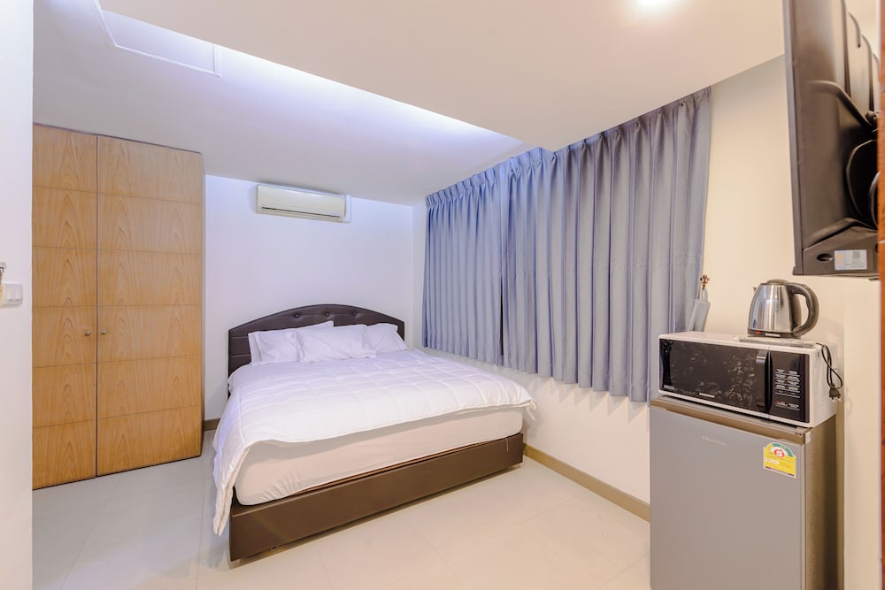 Standard Double Room thumbnail 5
