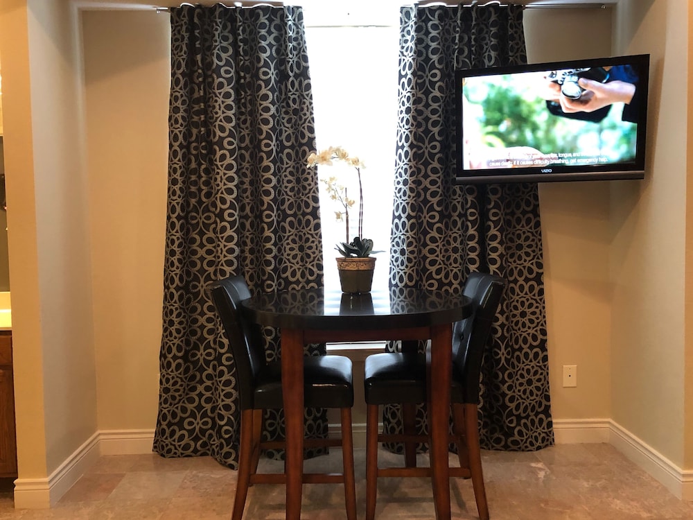 Deluxe Condo, 1 King Bed, Jetted Tub (No Stairs, Kitchenette) photo 2