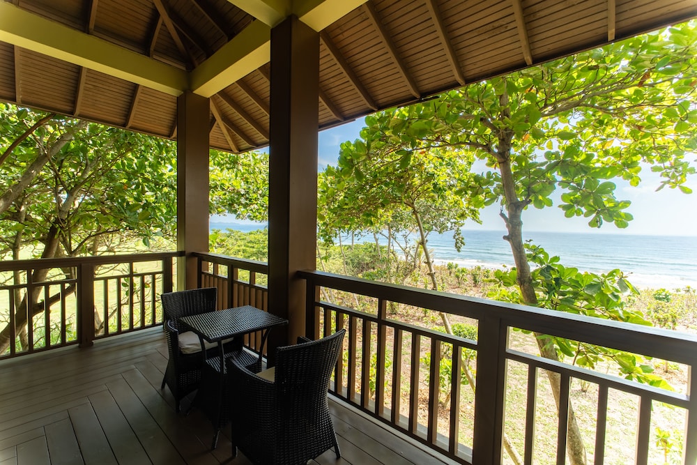 Junior Suite, 1 King Bed, Oceanfront photo 3