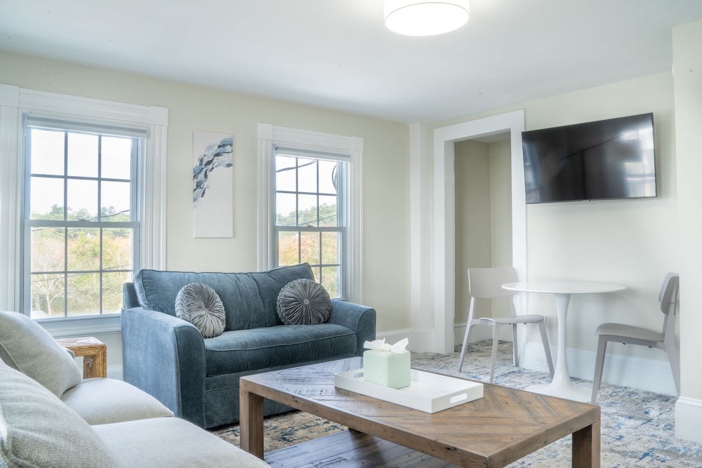 Queen Suite w/ Kitchen