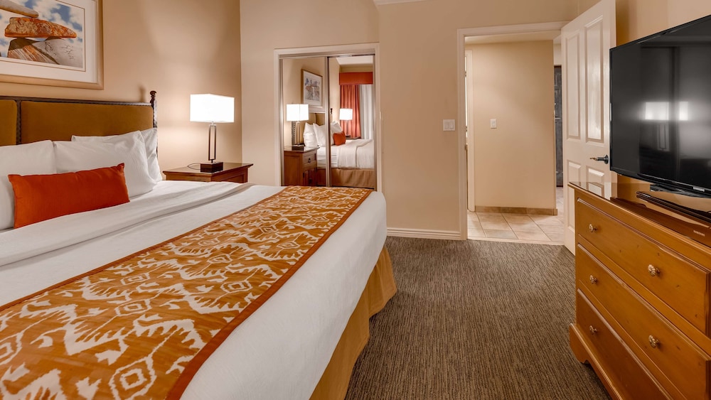 Suite, 1 King Bed, Non Smoking, Refrigerator & Microwave (with Sofabed)
