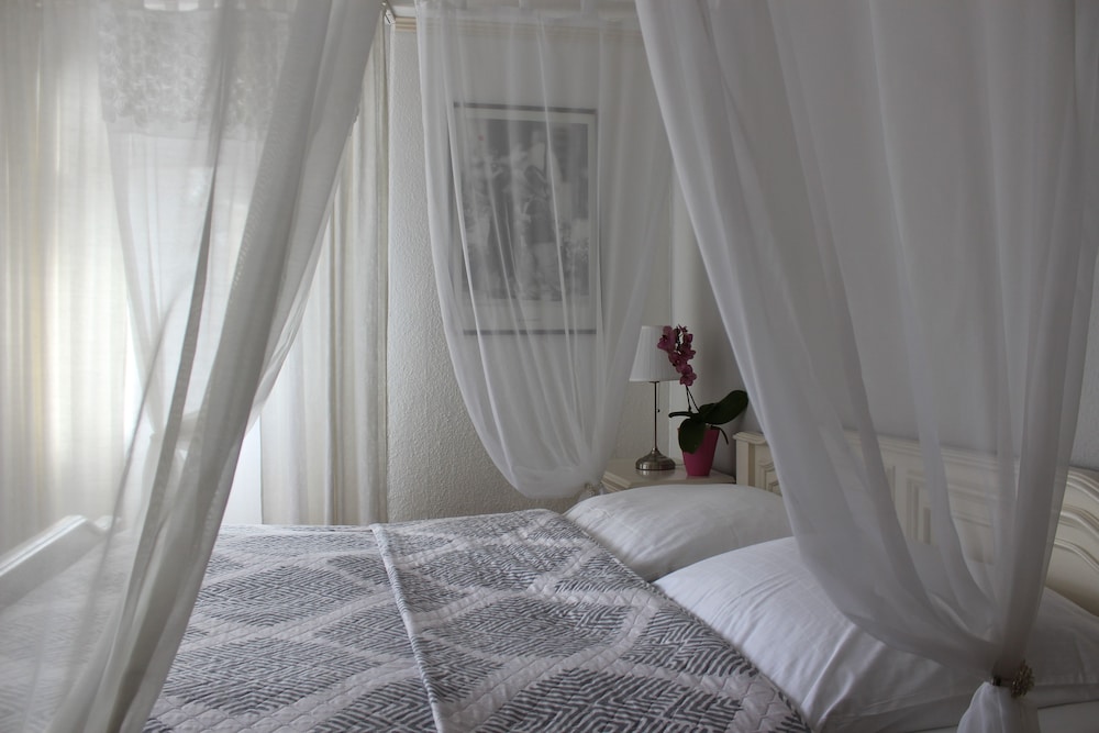 Romantic Double Room, Ensuite, City View photo 3