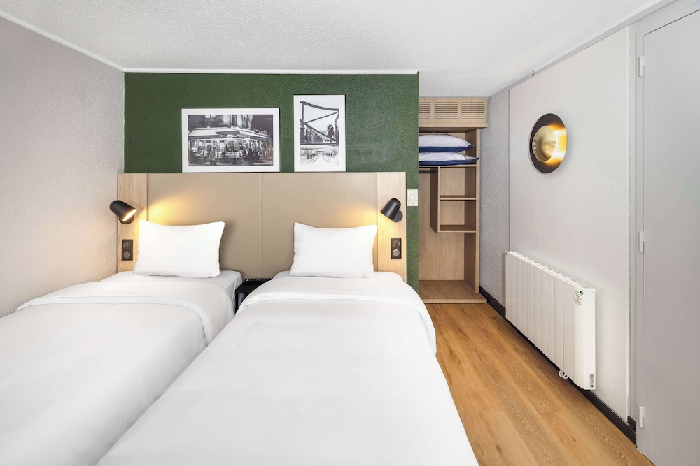 Standard Room, 2 Twin Beds - Photo 7