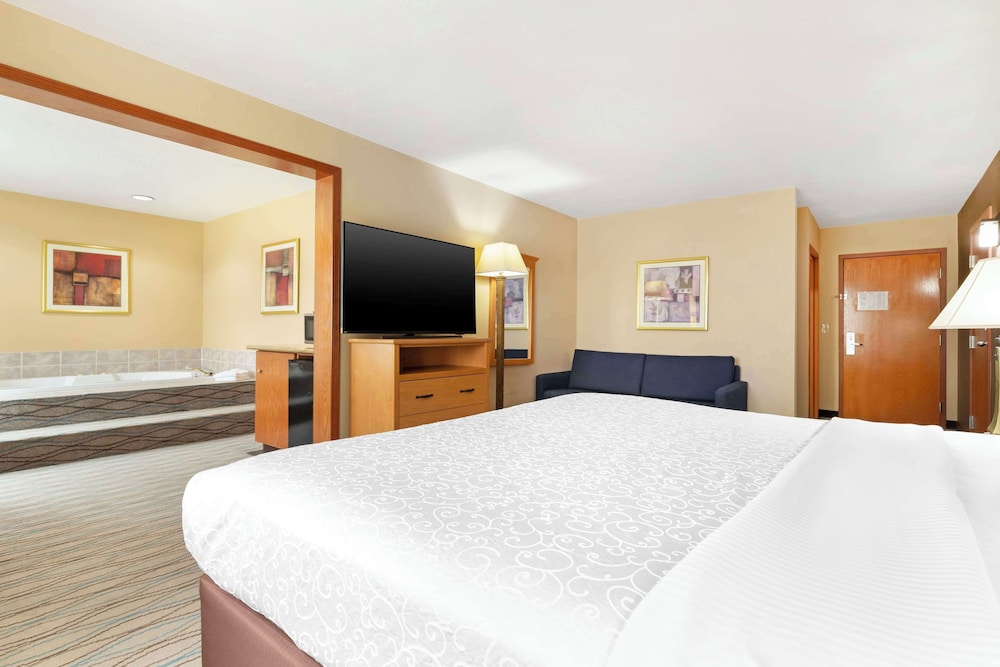 Honeymoon Suite, 1 King Bed with Sofa bed, Non Smoking, Jetted Tub (with Sofabed) - Photo 3