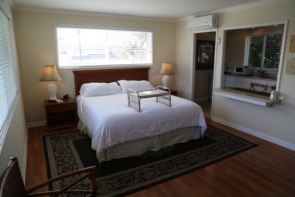 Room, 1 King Bed, Kitchenette photo 1