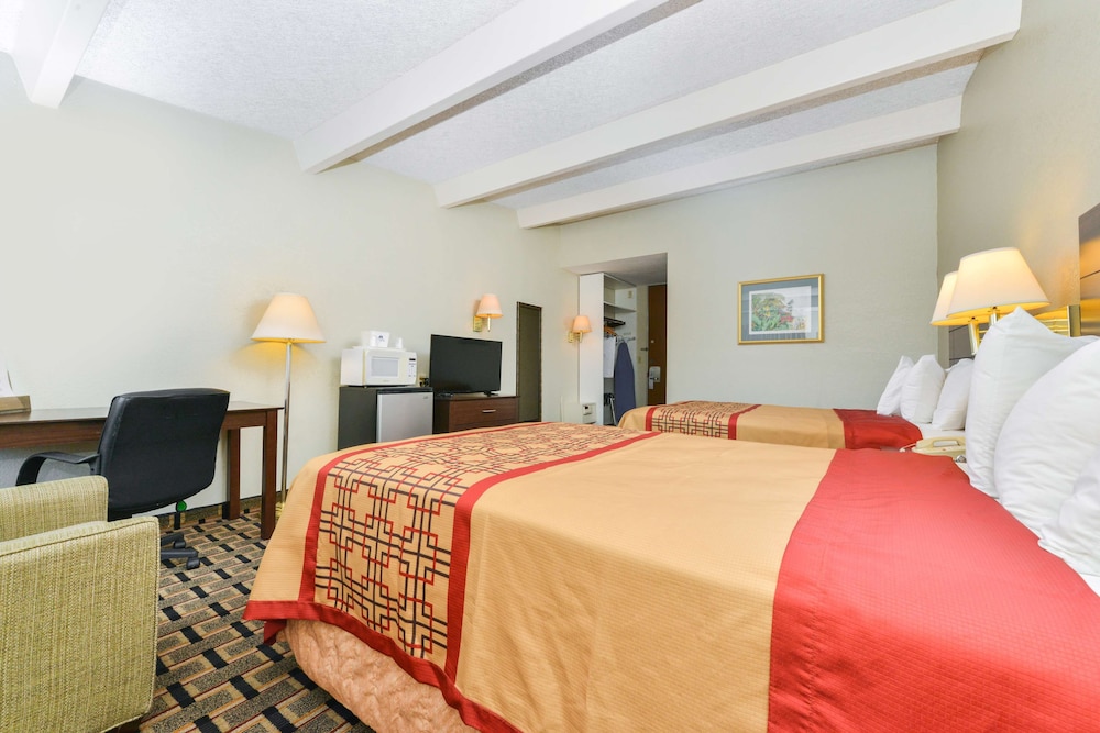 Room, 2 Double Beds, Non Smoking - Photo 4