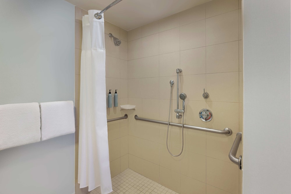 Suite, 1 Bedroom (Mobility Accessible, Roll-in Shower)