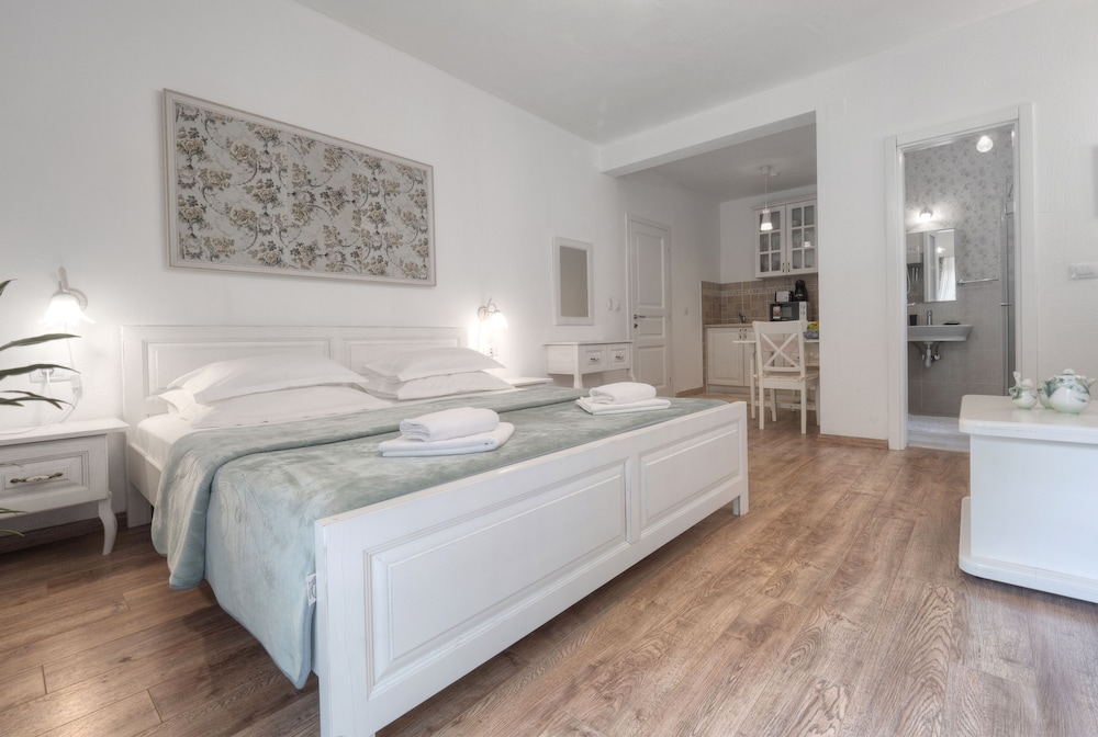 Romantic Studio Suite, Non Smoking, Garden View - Photo 10